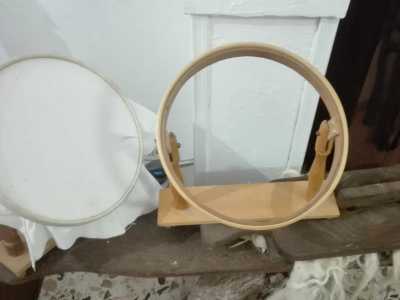 ...e dei telai in legno tondi utilizzati dalle ricamatrici